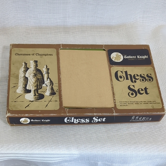 Gallant Knight Chess Set - Picture 2 of 11